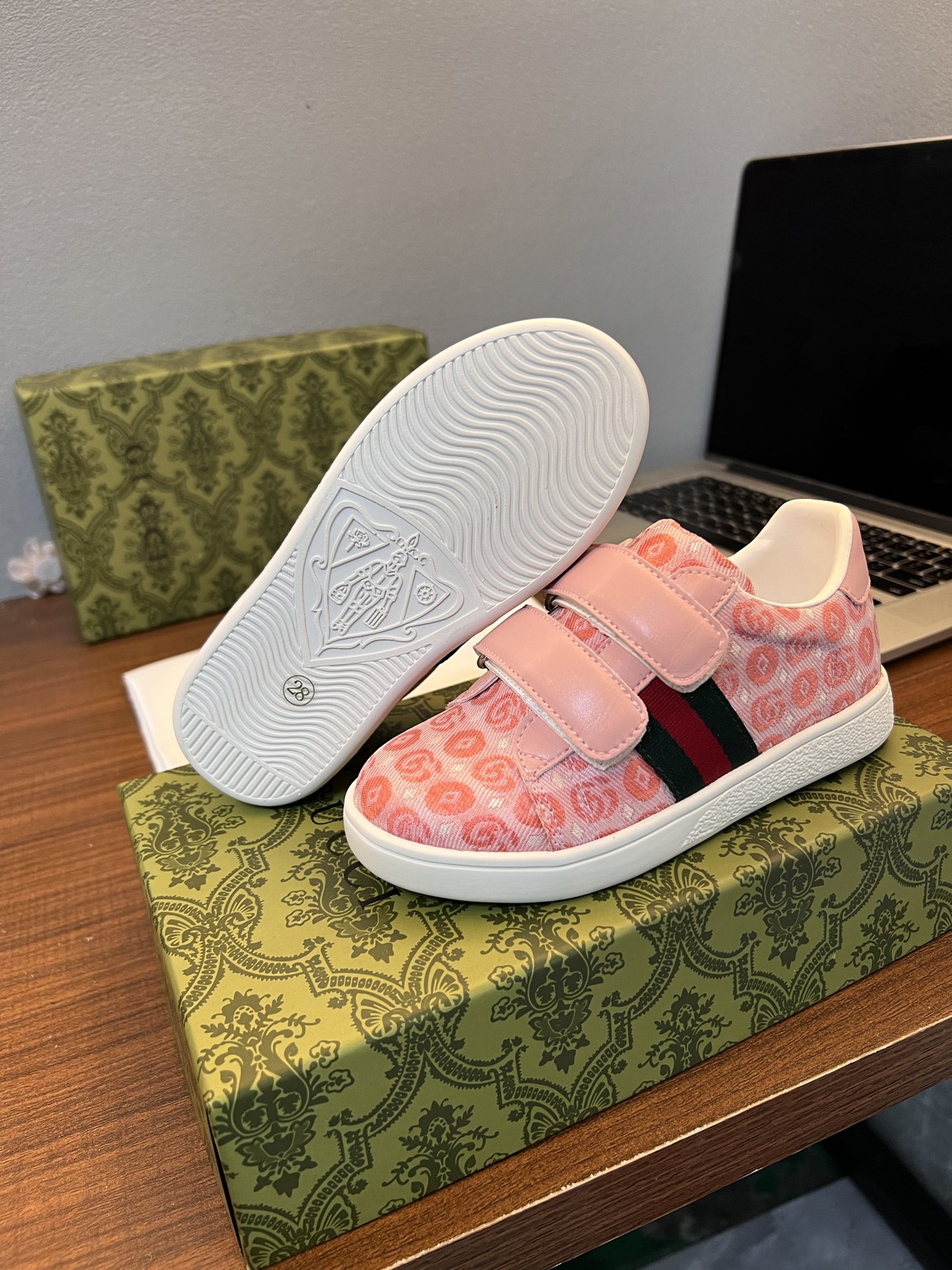 Children's shoes child